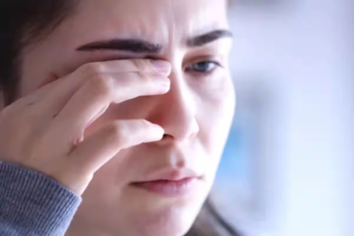 আমরা কেন ঘুম থেকে উঠে চোখ ঘষি, এতে চোখের কি কোনো ক্ষতি হয়?