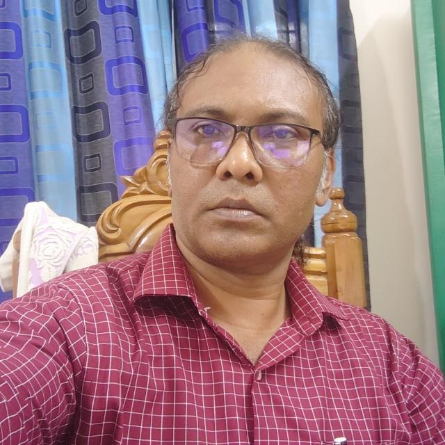 বিশেষ অবদান রাখায় পুরস্কারপ্রাপ্ত আশুলিয়া রাজস্ব সার্কেল, সার্ভেয়ার মোর্শেদ খান।